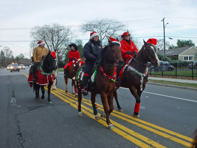 islipchristmasparade082_edited1.jpg