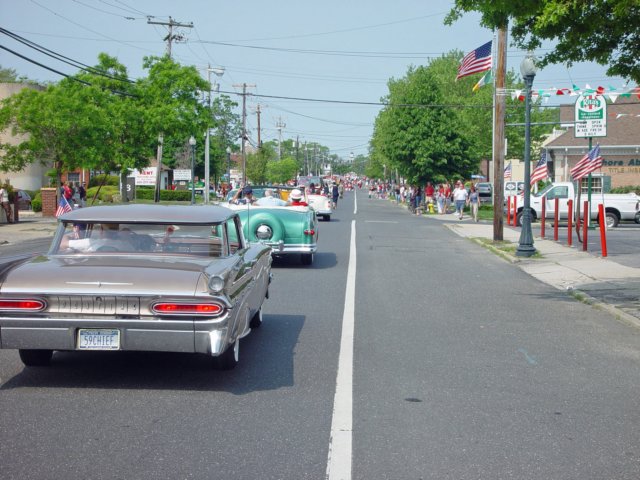 memorialdayparade052509043_edited1.jpg