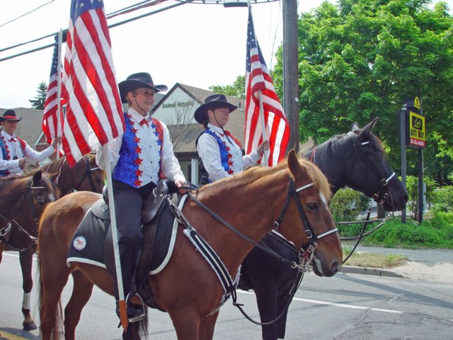 memorialdayparade052509047_edited1.jpg