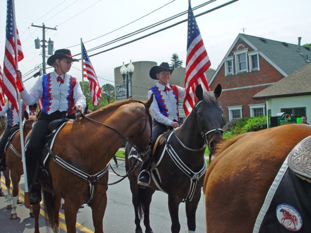 memorialdayparade052509050_edited1.jpg