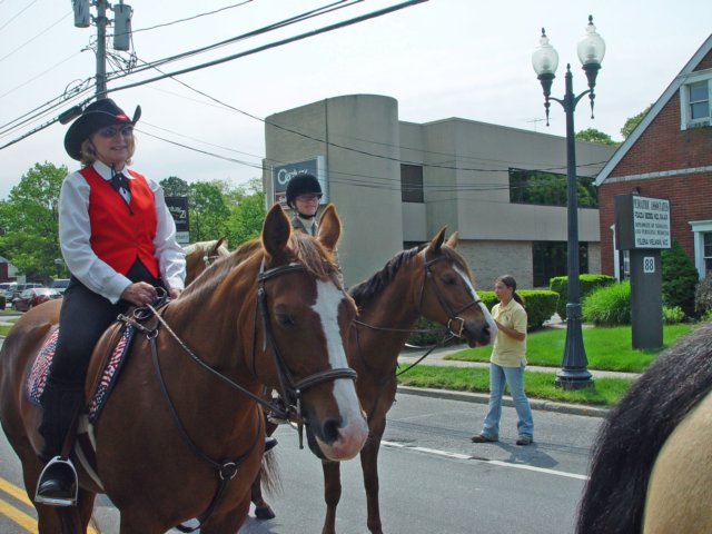 memorialdayparade052509053_edited1.jpg