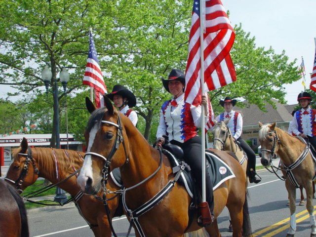 memorialdayparade052509057_edited1.jpg