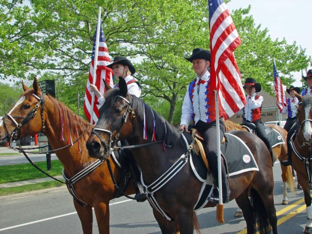 memorialdayparade052509058_edited1.jpg