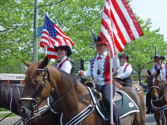 memorialdayparade052509060_edited1.jpg