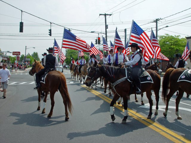 memorialdayparade052509063_edited1.jpg