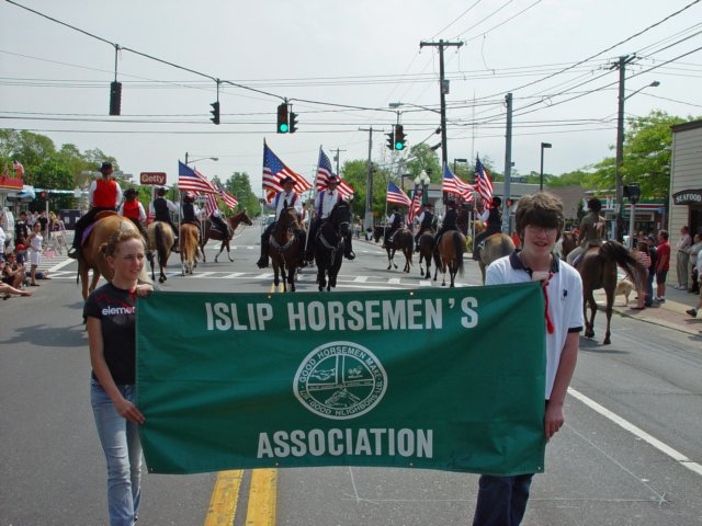 memorialdayparade052509066_edited1.jpg