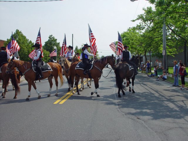 memorialdayparade052509070_edited1.jpg