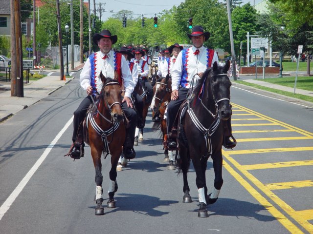 memorialdayparade052509086_edited1.jpg