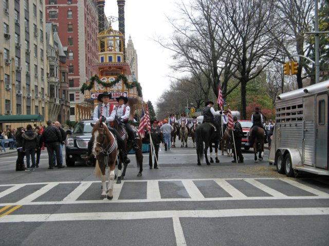 macysthanksgivingdayparade011_edited1.jpg