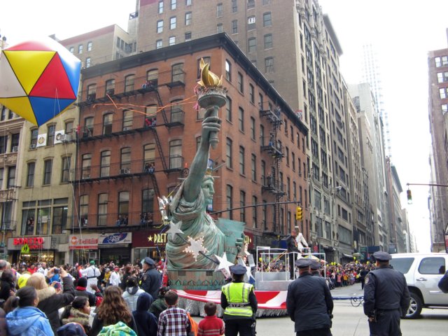 macysthanksgivingdayparade062_edited1.jpg